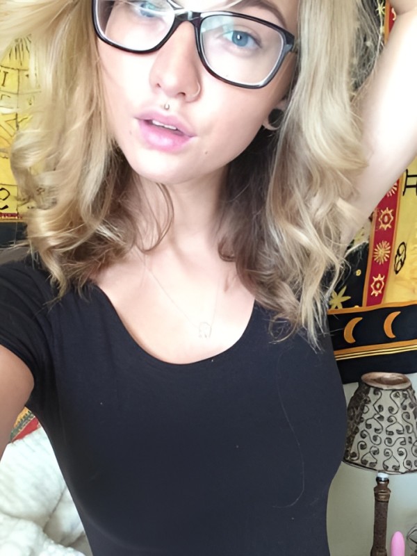 Ася привлекательная девушка из Ейска цена от 4000 руб